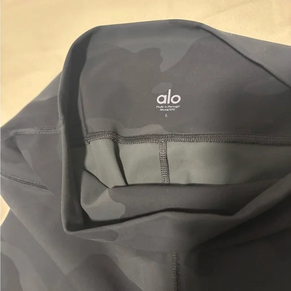 ALO Yoga Black Camo Leggings - Picture 3 of 3